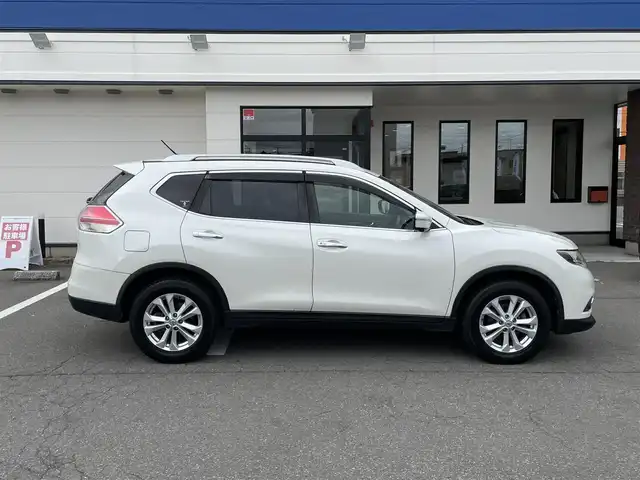 日産 エクストレイル 20X エマージェンシーブレーキ 青森県 2016(平28)年 11.1万km ブリリアントホワイトパール (株)IDOMが運営する【じしゃロン青森店】の自社ローン専用車両になりますこちらは現金、またはオートローンご利用時の価格です。自社ローンご希望の方は別途その旨お申付け下さい。/４ＷＤ/純正SDナビ/　AM/FM/CD/BT/USB/AUX/フルセグＴＶ/全方位カメラ/ビルトインETC/衝突被害軽減ブレーキ/クルーズコントロール/アイドリングストップ/ＥＣＯモード/ダウンヒルアシストコントロール/合皮シート/シートヒーター /ステアリングスイッチ/コーナーセンサー/スマートキー/プッシュスタート/LEDヘッドライト/オートライト/フォグランプ/ドアバイザー/純正17インチアルミホイール装着