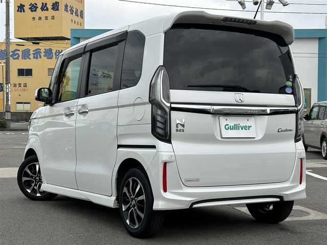 ホンダ Ｎ ＢＯＸ カスタム G L ホンダセンシング 愛媛県 2019(平31)年 5.8万km プラチナホワイトパール 登録時走行距離：57429Km/ディーラーOP純正メモリナビ/フルセグTV/Bluetooth/CD/DVD/AM/FM/ビルトインETC/後コーナーセンサー/スマートキー/スペアキー/ベンチシート/両側パワスラ/横滑り防止装置/衝突軽減システム/レーンキープアシスト/LEDヘッドライト/オートライト/フォグランプ/エンジンスタートボタン/スマートキー/スペアキー/純正アルミホイール/純正フロアマット/サンシェード