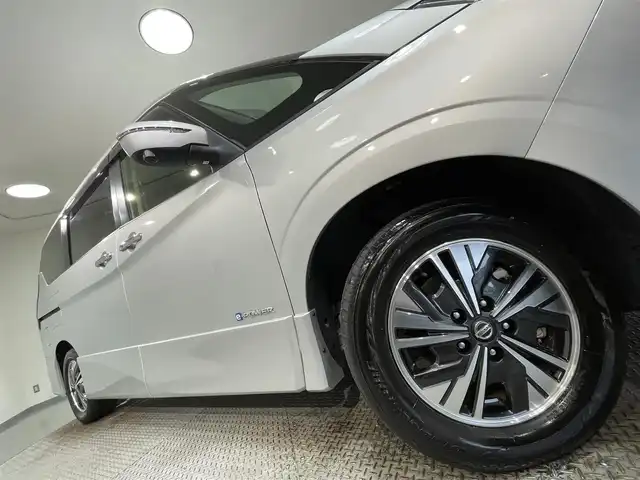 日産 セレナ e－パワー ハイウェイスター V 愛知県 2020(令2)年 6万km ブリリアントシルバー 純正ナビ/プロパイロット/衝突軽減ブレーキ/両側パワースライドドア/アラウンドビューモニター/ビルトインETC/バックカメラ/コーナーセンサー/レーンキープアシスト/パーキングアシスト/プッシュスタート/スマートキー/純正フロアマット/純正15インチアルミホイール/オートライト