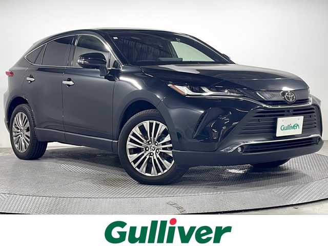 トヨタ ハリアー Z レザーパッケージ 広島県 2021(令3)年 2.8万km プレシャスブラックパール パノラミックビューモニター/純正12.3型ディスプレイオーディオ/・Bluetooth/・フルセグTV/・スマートフォン連携/・USB/JBLサウンドシステム/セーフティセンス/・プリクラッシュセーフティ/・レーントレーシングアシスト/・レーダークルーズコントロール/・アダプティブハイビームシステム/・オートマチックハイビーム/・ロードサインアシスト/パーキングサポートブレーキ/ロードサインアシスト/クリアランスソナー/先行車発進告知機能/デジタルインナーミラー/パワーバックドア/レザーシート/シートヒーター /ベンチレーション/パワーシート(シートメモリー)/ステアリングヒーター/MTモードATシフト/電動パーキングブレーキ/ブレーキホールド/LEDヘッドライト/フォグランプ/スマートキー＆プッシュスタート/ウィンカー付き電動格納ミラー/純正19インチアルミホイール（225/55/R19）/ビルトインETC2.0/W/サイド/カーテンエアバッグ