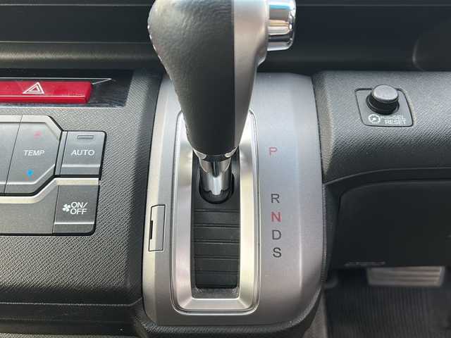 ホンダ ステップワゴン スパーダ Z クールスピリット 千葉県 2015(平27)年 9.3万km ホワイトオーキッドパール ナビ　ＶＸＭ－１５５ＶＦＮｉ　バックカメラ　フルセグＴＶ　ETC 両側パワースライドドア ３列シート　８人乗り マット　ＭＴモード付ＡＴ　クルーズコントロール　横滑り防止　エアロパーツ　純正１７ＡＷ