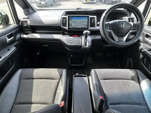 ホンダ ステップワゴン スパーダ Z クールスピリット 福岡県 2015(平27)年 9.3万km ホワイトオーキッドパール ・9インチナビ/（BLUETOOTH/フルセグ/バックカメラ/・ETC/・両側パワースライドドア /・３列シート　/・８人乗り /・純正マット　/・クルーズコントロール　/・横滑り防止　/・純正１７ＡＷ/・保証書/・取扱説明書