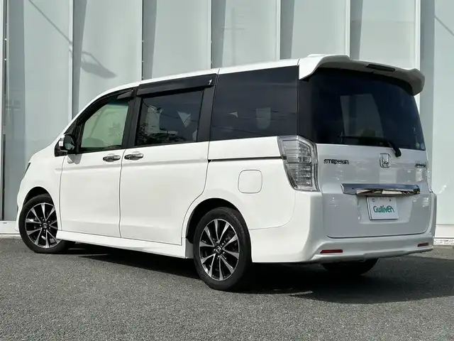 ホンダ ステップワゴン スパーダ Z クールスピリット 福岡県 2015(平27)年 9.3万km ホワイトオーキッドパール ・9インチナビ/（BLUETOOTH/フルセグ/バックカメラ/・ETC/・両側パワースライドドア /・３列シート　/・８人乗り /・純正マット　/・クルーズコントロール　/・横滑り防止　/・純正１７ＡＷ/・保証書/・取扱説明書