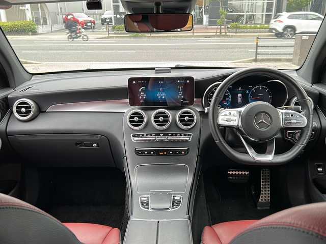 メルセデス・ベンツ ＧＬＣ２２０ d 4マチック クーペ AMGライン 大阪府 2020(令2)年 3万km ダイヤモンドホワイト ロータリースイッチ/エアサスペンション/パドルシフト/アダプティブブレーキホールド/フットトランクオープン/AIRBODYCONTROLサスペンション/AMG5ツインスポーク/マルチビームLEDヘッドライト/ヘッドアップディスプレイ/Burmesterサラウンドシステムスピーカー/オートクルーズコントロール/ブラインドスポットモニター/360°カメラシステム/前席・後席シートヒーター/本革巻きステアリング/LEDリアフォグランプ/電動ランバーサポート/ワンタッチパワーウィンドウ/ドライブレコーダー/ETC/純正ナビ