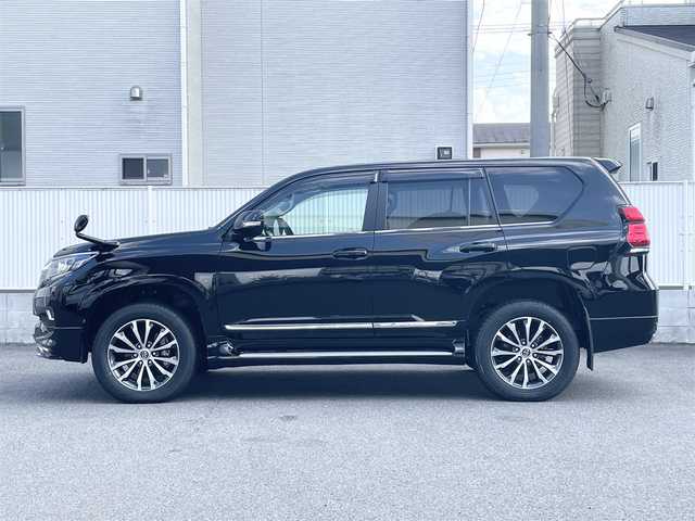 トヨタ ランドクルーザー プラド TX Lパッケージ 栃木県 2021(令3)年 0.9万km ブラック ワンオーナー/TRDエアロ/TRDマフラー/サンルーフ/ブラックレザーシート/純正ナビ【NSZT-Y68T】/フルセグ/CD/BT/トヨタセーフティーセンス/レーダークルーズコントロール/純正OP 19インチAW/前席パワーシート/前席シートヒーター/前席シートベンチレーション/前後コーナーセンサー/革巻きステアリング/純正LEDヘッドライト/フォグランプ/ビルトインETC/ドアバイザー/新車時保証書＆取扱説明書/スペアキー１