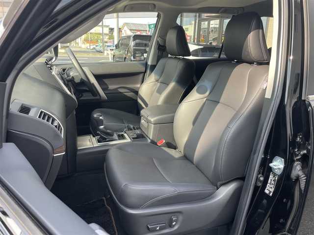 トヨタ ランドクルーザー プラド TX Lパッケージ 栃木県 2021(令3)年 0.9万km ブラック ワンオーナー/TRDエアロ/TRDマフラー/サンルーフ/ブラックレザーシート/純正ナビ【NSZT-Y68T】/フルセグ/CD/BT/トヨタセーフティーセンス/レーダークルーズコントロール/純正OP 19インチAW/前席パワーシート/前席シートヒーター/前席シートベンチレーション/前後コーナーセンサー/革巻きステアリング/純正LEDヘッドライト/フォグランプ/ビルトインETC/ドアバイザー/新車時保証書＆取扱説明書/スペアキー１