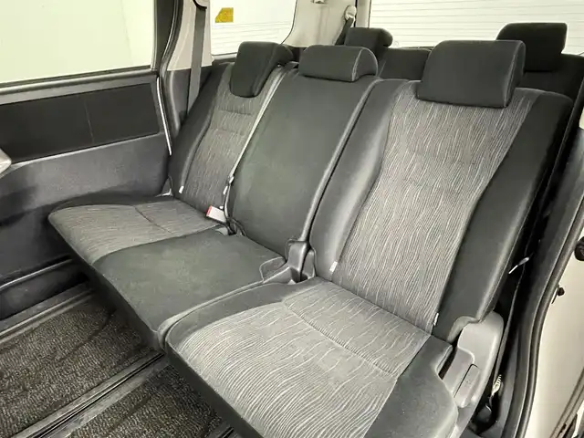 トヨタ ヴォクシー ZS 福島県 2010(平22)年 13.3万km ホワイトパールクリスタルシャイン 盗難防止装置/社外7インチナビ/・型番：NS2T-W60/・フルセグ/TV/BT/SD/AUX/CD/DVD/AM/FM/・バックカメラ/ETC/フリップダウンモニター/革巻ステアリング/・ステアリングリモコン/・パドルシフト/3列シート/・チップアップシート/片側パワースライドドア/LEDヘッドライト/・フォグランプ/・オートライト/プッシュスタート/・スマートキー/純正17インチAW/純正フロアマット