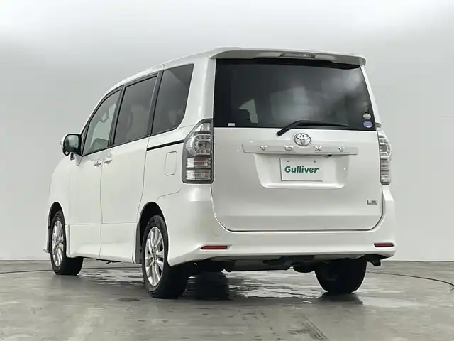 トヨタ ヴォクシー ZS 福島県 2010(平22)年 13.3万km ホワイトパールクリスタルシャイン 盗難防止装置/社外7インチナビ/・型番：NS2T-W60/・フルセグ/TV/BT/SD/AUX/CD/DVD/AM/FM/・バックカメラ/ETC/フリップダウンモニター/革巻ステアリング/・ステアリングリモコン/・パドルシフト/3列シート/・チップアップシート/片側パワースライドドア/LEDヘッドライト/・フォグランプ/・オートライト/プッシュスタート/・スマートキー/純正17インチAW/純正フロアマット