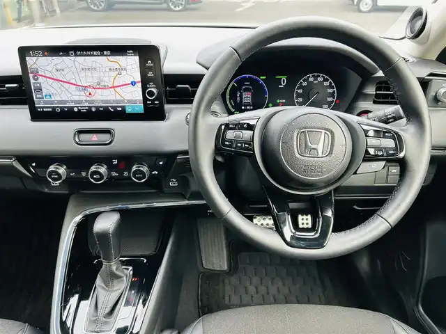 ホンダ ヴェゼル ハイブリッド e:HEV Z 神奈川県 2023(令5)年 1.4万km プレミアムサンライトホワイトパール ワンオーナー/純正メモリナビ/・DTV/Bluetooth/バックカメラ/全方位モニタ/前後ドライブレコーダー/ハーフレザーシート/前席シートヒーター/ステアリングヒーター/デジタルインナーミラー/Honda SENSING/・衝突軽減ブレーキ/・踏み間違い衝突軽減システム/・路外逸脱抑制機能/・先行車発進告知機能/・オートハイビーム/・ブラインドスポットインフォメーション/・アダプティブクルーズコントロール/・車線維持支援システム/・パーキングセンサーシステム/横滑り防止機能/盗難防止機能/純正18インチアルミホイール/純正LEDヘッドライト/フォグランプ/純正フロアマット/革巻きステアリング/ビルトインETC2.0/プッシュエンジンスタート/スマートキー×1/取扱説明書/新車時保証書