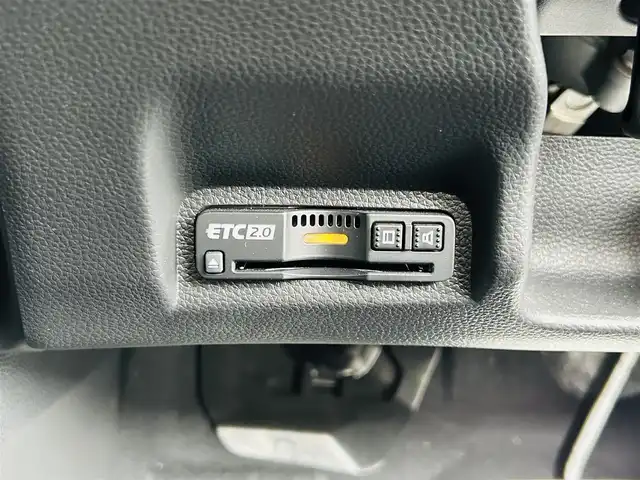 ホンダ ヴェゼル ハイブリッド e:HEV Z 神奈川県 2023(令5)年 1.4万km プレミアムサンライトホワイトパール ワンオーナー/純正メモリナビ/・DTV/Bluetooth/バックカメラ/全方位モニタ/前後ドライブレコーダー/ハーフレザーシート/前席シートヒーター/ステアリングヒーター/デジタルインナーミラー/Honda SENSING/・衝突軽減ブレーキ/・踏み間違い衝突軽減システム/・路外逸脱抑制機能/・先行車発進告知機能/・オートハイビーム/・ブラインドスポットインフォメーション/・アダプティブクルーズコントロール/・車線維持支援システム/・パーキングセンサーシステム/横滑り防止機能/盗難防止機能/純正18インチアルミホイール/純正LEDヘッドライト/フォグランプ/純正フロアマット/革巻きステアリング/ビルトインETC2.0/プッシュエンジンスタート/スマートキー×1/取扱説明書/新車時保証書
