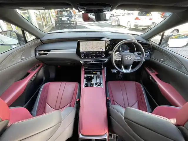 レクサス ＲＸ 500h Fスポーツパフォーマンス 東京都 2023(令5)年 1.4万km ホワイトノーヴァガラスフレーク ワンオーナー/マークレビンソンプレミアムサラウンドシステム/ムーンルーフ/ブラックルーフレール/オレンジキャリパー/輻射ヒーター/プリクラッシュセーフティ/レーントレーシングアシスト/レーンディパーチャーアラート/レーンチェンジアシスト/レーダークルーズコントロール/ブレードスキャンアダプティブハイビームシステム/ロードサインアシスト/発進遅れ告知機能/ドライバー異常時対応システム/ドライバーモニター連携/フロントクロストラフィックアラート/プロアクティブドライビングアシスト/レクサスチームメイト/アドバンスドドライブ/アドバンストパーク/ブラインドスポットモニター/パーキングサポートブレーキ/純正14インチタッチディスプレイオーディオプラス/パノラミックビューモニター/パワーシート/シートヒーター/ベンチレーション/シートメモリー/レザーシート/LEDヘッドライト/LEDフォグランプ/カラーヘッドアップディスプレイ/純正21インチアルミホイール/ハンズフリーパワーバックドア/おくだけ充電/デジタルインナーミラー