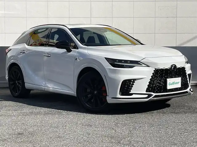 レクサス ＲＸ 500h Fスポーツパフォーマンス 東京都 2023(令5)年 1.4万km ホワイトノーヴァガラスフレーク ワンオーナー/マークレビンソンプレミアムサラウンドシステム/ムーンルーフ/ブラックルーフレール/オレンジキャリパー/輻射ヒーター/プリクラッシュセーフティ/レーントレーシングアシスト/レーンディパーチャーアラート/レーンチェンジアシスト/レーダークルーズコントロール/ブレードスキャンアダプティブハイビームシステム/ロードサインアシスト/発進遅れ告知機能/ドライバー異常時対応システム/ドライバーモニター連携/フロントクロストラフィックアラート/プロアクティブドライビングアシスト/レクサスチームメイト/アドバンスドドライブ/アドバンストパーク/ブラインドスポットモニター/パーキングサポートブレーキ/純正14インチタッチディスプレイオーディオプラス/パノラミックビューモニター/パワーシート/シートヒーター/ベンチレーション/シートメモリー/レザーシート/LEDヘッドライト/LEDフォグランプ/カラーヘッドアップディスプレイ/純正21インチアルミホイール/ハンズフリーパワーバックドア/おくだけ充電/デジタルインナーミラー