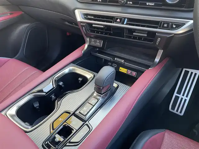 レクサス ＲＸ 500h Fスポーツパフォーマンス 東京都 2023(令5)年 1.4万km ホワイトノーヴァガラスフレーク ワンオーナー/マークレビンソンプレミアムサラウンドシステム/ムーンルーフ/ブラックルーフレール/オレンジキャリパー/輻射ヒーター/プリクラッシュセーフティ/レーントレーシングアシスト/レーンディパーチャーアラート/レーンチェンジアシスト/レーダークルーズコントロール/ブレードスキャンアダプティブハイビームシステム/ロードサインアシスト/発進遅れ告知機能/ドライバー異常時対応システム/ドライバーモニター連携/フロントクロストラフィックアラート/プロアクティブドライビングアシスト/レクサスチームメイト/アドバンスドドライブ/アドバンストパーク/ブラインドスポットモニター/パーキングサポートブレーキ/純正14インチタッチディスプレイオーディオプラス/パノラミックビューモニター/パワーシート/シートヒーター/ベンチレーション/シートメモリー/レザーシート/LEDヘッドライト/LEDフォグランプ/カラーヘッドアップディスプレイ/純正21インチアルミホイール/ハンズフリーパワーバックドア/おくだけ充電/デジタルインナーミラー