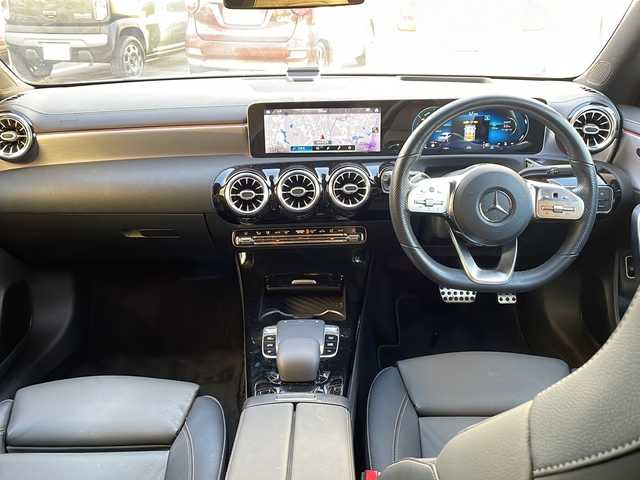 メルセデス・ベンツ Ｍ・ベンツ ＣＬＡ２００ｄ 兵庫県 2019(令1)年 2.4万km ポーラホワイト 純正ナビ機能付きディスプレイオーディオ/・BT/・フルセグTV/。AM/FM/アクティブブレーキアシスト/BSM/HUD/レーンアシスト/レーダークルーズコントロール/レーンチェンジアシスト/オートライト/オートハイビーム/アテンションアシスト/パワーシート/アイドリングストップ/サンルーフ