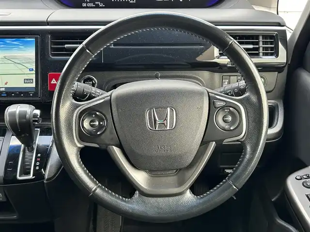 ホンダ ステップワゴン スパーダ 熊本県 2015(平27)年 8.1万km プレミアムスパークルブラックパール ワンオーナー/純正ＳＤナビ/AM/FM/CD/DVD/MSV/USB/iPod/SD/Bluetooth/HDMI/リアモニターHDMI/フルセグTV/フリップダウンモニター/バックカメラ/エアロパーツ/クルーズコントロール/ステアリングスイッチ/ビルトインＥＴＣ/ドライブレコーダー/片側パワースライド/電動格納ミラー/ウィンカーミラー/ロールサンシェード/LEDヘッドライト/・フォグランプ/プッシュスタートボタン/スマートキー/・スペアキー1本/革巻きステアリング/保証書/取扱説明書/記録簿/純正フロアマット/純正ドアバイザー/純正アルミホイール