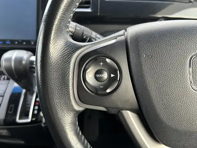 ホンダ ステップワゴン スパーダ 熊本県 2015(平27)年 8.1万km プレミアムスパークルブラックパール ワンオーナー/純正ＳＤナビ/AM/FM/CD/DVD/MSV/USB/iPod/SD/Bluetooth/HDMI/リアモニターHDMI/フルセグTV/フリップダウンモニター/バックカメラ/エアロパーツ/クルーズコントロール/ステアリングスイッチ/ビルトインＥＴＣ/ドライブレコーダー/片側パワースライド/電動格納ミラー/ウィンカーミラー/ロールサンシェード/LEDヘッドライト/・フォグランプ/プッシュスタートボタン/スマートキー/・スペアキー1本/革巻きステアリング/保証書/取扱説明書/記録簿/純正フロアマット/純正ドアバイザー/純正アルミホイール