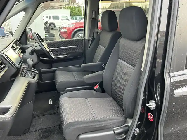 ホンダ ステップワゴン スパーダ 熊本県 2015(平27)年 8.1万km プレミアムスパークルブラックパール ワンオーナー/純正ＳＤナビ/AM/FM/CD/DVD/MSV/USB/iPod/SD/Bluetooth/HDMI/リアモニターHDMI/フルセグTV/フリップダウンモニター/バックカメラ/エアロパーツ/クルーズコントロール/ステアリングスイッチ/ビルトインＥＴＣ/ドライブレコーダー/片側パワースライド/電動格納ミラー/ウィンカーミラー/ロールサンシェード/LEDヘッドライト/・フォグランプ/プッシュスタートボタン/スマートキー/・スペアキー1本/革巻きステアリング/保証書/取扱説明書/記録簿/純正フロアマット/純正ドアバイザー/純正アルミホイール