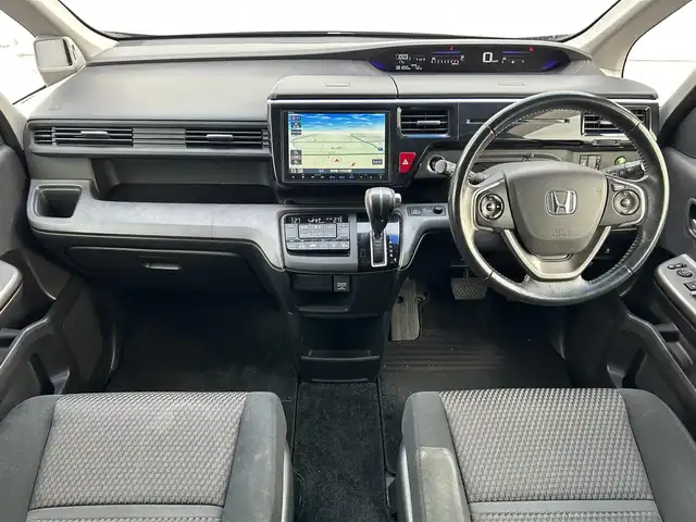 ホンダ ステップワゴン スパーダ 熊本県 2015(平27)年 8.1万km プレミアムスパークルブラックパール ワンオーナー/純正ＳＤナビ/AM/FM/CD/DVD/MSV/USB/iPod/SD/Bluetooth/HDMI/リアモニターHDMI/フルセグTV/フリップダウンモニター/バックカメラ/エアロパーツ/クルーズコントロール/ステアリングスイッチ/ビルトインＥＴＣ/ドライブレコーダー/片側パワースライド/電動格納ミラー/ウィンカーミラー/ロールサンシェード/LEDヘッドライト/・フォグランプ/プッシュスタートボタン/スマートキー/・スペアキー1本/革巻きステアリング/保証書/取扱説明書/記録簿/純正フロアマット/純正ドアバイザー/純正アルミホイール