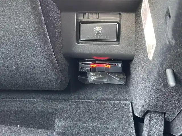 プジョー ３００８ GT ブルー HDi 東京都 2019(令1)年 2.2万km パール ファーストクラスパッケージ/ワンオーナー/パノラマルーフ/純正ナビ/フルセグTV/ハーフレザーシート/シートヒーター/アダプティブクルーズコントロール/ブラインドスポットモニター/レーンキープアシスト/ETC2.0/前後ドライブレコーダー