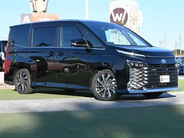 トヨタ ヴォクシー ハイブリッド S－Z 千葉県 2023(令5)年 2.5万km アティチュードブラックマイカ Toyota Safety Sense/・プリクラッシュセーフティ/・レーンディパーチャーアラート/・オートハイビーム/・レーダークルーズコントロール/・ブラインドスポットモニター/快適利便パッケージ/アドバンスドドライブ/ヘッドアップディスプレイ/デジタルインナーミラー/パワーバックドア/両側パワースライドドア/純正コネクティッドナビ/地デジTV/【DVD/CD再生機能　Bluetooth接続】/バックカメラ/フリップダウンモニター/ハーフレザーシート/前席シートヒーター/ETC/LEDヘッドライト/純正17インチアルミホイル/サイド/カーテンエアバッグ/スマートキー