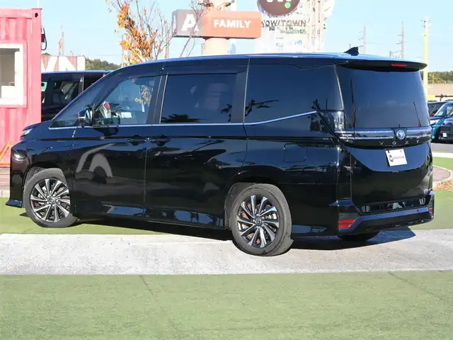 トヨタ ヴォクシー ハイブリッド S－Z 千葉県 2023(令5)年 2.5万km アティチュードブラックマイカ Toyota Safety Sense/・プリクラッシュセーフティ/・レーンディパーチャーアラート/・オートハイビーム/・レーダークルーズコントロール/・ブラインドスポットモニター/快適利便パッケージ/アドバンスドドライブ/ヘッドアップディスプレイ/デジタルインナーミラー/パワーバックドア/両側パワースライドドア/純正コネクティッドナビ/地デジTV/【DVD/CD再生機能　Bluetooth接続】/バックカメラ/フリップダウンモニター/ハーフレザーシート/前席シートヒーター/ETC/LEDヘッドライト/純正17インチアルミホイル/サイド/カーテンエアバッグ/スマートキー