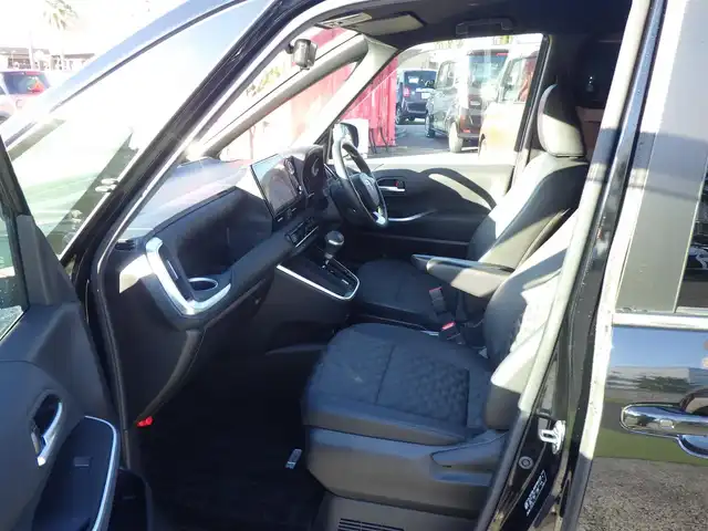 トヨタ ヴォクシー ハイブリッド S－Z 千葉県 2023(令5)年 2.5万km アティチュードブラックマイカ Toyota Safety Sense/・プリクラッシュセーフティ/・レーンディパーチャーアラート/・オートハイビーム/・レーダークルーズコントロール/・ブラインドスポットモニター/快適利便パッケージ/アドバンスドドライブ/ヘッドアップディスプレイ/デジタルインナーミラー/パワーバックドア/両側パワースライドドア/純正コネクティッドナビ/地デジTV/【DVD/CD再生機能　Bluetooth接続】/バックカメラ/フリップダウンモニター/ハーフレザーシート/前席シートヒーター/ETC/LEDヘッドライト/純正17インチアルミホイル/サイド/カーテンエアバッグ/スマートキー