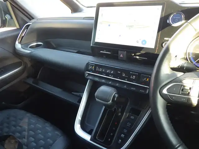 トヨタ ヴォクシー ハイブリッド S－Z 千葉県 2023(令5)年 2.5万km アティチュードブラックマイカ Toyota Safety Sense/・プリクラッシュセーフティ/・レーンディパーチャーアラート/・オートハイビーム/・レーダークルーズコントロール/・ブラインドスポットモニター/快適利便パッケージ/アドバンスドドライブ/ヘッドアップディスプレイ/デジタルインナーミラー/パワーバックドア/両側パワースライドドア/純正コネクティッドナビ/地デジTV/【DVD/CD再生機能　Bluetooth接続】/バックカメラ/フリップダウンモニター/ハーフレザーシート/前席シートヒーター/ETC/LEDヘッドライト/純正17インチアルミホイル/サイド/カーテンエアバッグ/スマートキー