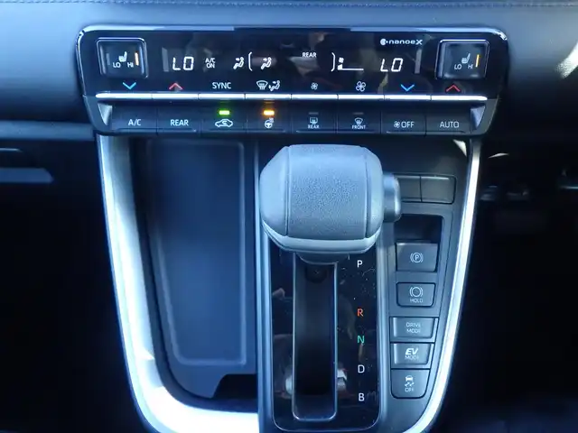 トヨタ ヴォクシー ハイブリッド S－Z 千葉県 2023(令5)年 2.5万km アティチュードブラックマイカ Toyota Safety Sense/・プリクラッシュセーフティ/・レーンディパーチャーアラート/・オートハイビーム/・レーダークルーズコントロール/・ブラインドスポットモニター/快適利便パッケージ/アドバンスドドライブ/ヘッドアップディスプレイ/デジタルインナーミラー/パワーバックドア/両側パワースライドドア/純正コネクティッドナビ/地デジTV/【DVD/CD再生機能　Bluetooth接続】/バックカメラ/フリップダウンモニター/ハーフレザーシート/前席シートヒーター/ETC/LEDヘッドライト/純正17インチアルミホイル/サイド/カーテンエアバッグ/スマートキー