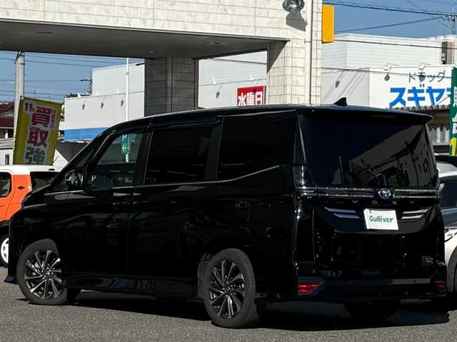 トヨタ ヴォクシー ハイブリッド S－Z 愛知県 2024(令6)年 1.6万km アティチュードブラックマイカ /ワンオーナー車//D記録簿R6-R7//10.5インチディスプレイオーディオ//AM/FM/TV（フルセグ）＋CD・DVDデッキ//BT/USB/Miracast//快適利便パッケージ//ハンズフリーデュアルパワースライドドア//パワーバックドア//1列目2列目シートヒーター//2列目オットマン//2列目角度調整付きアームレスト//ドライビングサポートパッケージ//カラーヘッドアップディスプレイ//デジタルインナーミラー//純正13.2インチ有機EL後席モニター//ETC2.0//レーダークルーズコントロール//ブラインドスポットモニター//レーンディパーチャーアラート//プリクラッシュセーフティー//プロアクティブドライビングシステム//クリアランスソナー//リヤクロストラフィックアラート//リヤカメラディテクション//パーキングサポートブレーキ//安心降車アシスト//ロードサインアシスト//レーンチェンジアシスト//フロントクロストラフィックアラート//アドバンストパーク//パノラミックビューモニター//バックカメラ//オートLEDヘッドライト//オートハイビーム//オートブレーキホールド//電動パーキングブレーキ//ステアリングスイッチ//ステアリングヒーター//AC100V//保証書//取説