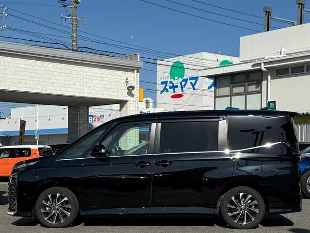 トヨタ ヴォクシー ハイブリッド S－Z 愛知県 2024(令6)年 1.6万km アティチュードブラックマイカ /ワンオーナー車//D記録簿R6-R7//10.5インチディスプレイオーディオ//AM/FM/TV（フルセグ）＋CD・DVDデッキ//BT/USB/Miracast//快適利便パッケージ//ハンズフリーデュアルパワースライドドア//パワーバックドア//1列目2列目シートヒーター//2列目オットマン//2列目角度調整付きアームレスト//ドライビングサポートパッケージ//カラーヘッドアップディスプレイ//デジタルインナーミラー//純正13.2インチ有機EL後席モニター//ETC2.0//レーダークルーズコントロール//ブラインドスポットモニター//レーンディパーチャーアラート//プリクラッシュセーフティー//プロアクティブドライビングシステム//クリアランスソナー//リヤクロストラフィックアラート//リヤカメラディテクション//パーキングサポートブレーキ//安心降車アシスト//ロードサインアシスト//レーンチェンジアシスト//フロントクロストラフィックアラート//アドバンストパーク//パノラミックビューモニター//バックカメラ//オートLEDヘッドライト//オートハイビーム//オートブレーキホールド//電動パーキングブレーキ//ステアリングスイッチ//ステアリングヒーター//AC100V//保証書//取説