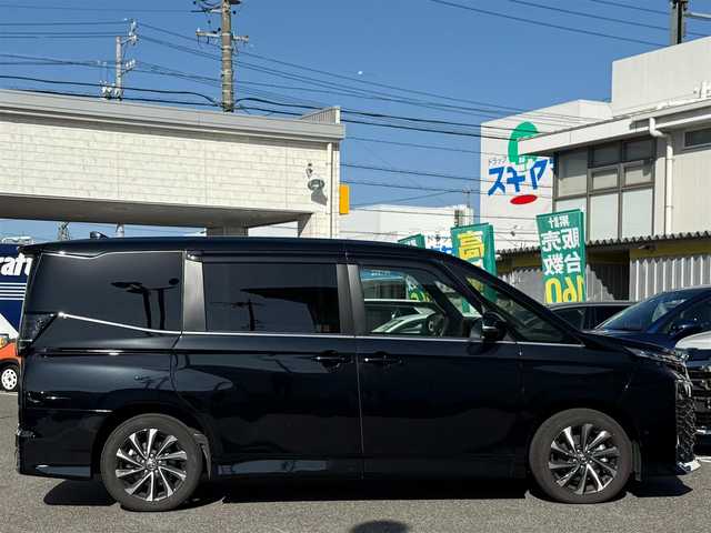 トヨタ ヴォクシー ハイブリッド S－Z 愛知県 2024(令6)年 1.6万km アティチュードブラックマイカ /ワンオーナー車//D記録簿R6-R7//10.5インチディスプレイオーディオ//AM/FM/TV（フルセグ）＋CD・DVDデッキ//BT/USB/Miracast//快適利便パッケージ//ハンズフリーデュアルパワースライドドア//パワーバックドア//1列目2列目シートヒーター//2列目オットマン//2列目角度調整付きアームレスト//ドライビングサポートパッケージ//カラーヘッドアップディスプレイ//デジタルインナーミラー//純正13.2インチ有機EL後席モニター//ETC2.0//レーダークルーズコントロール//ブラインドスポットモニター//レーンディパーチャーアラート//プリクラッシュセーフティー//プロアクティブドライビングシステム//クリアランスソナー//リヤクロストラフィックアラート//リヤカメラディテクション//パーキングサポートブレーキ//安心降車アシスト//ロードサインアシスト//レーンチェンジアシスト//フロントクロストラフィックアラート//アドバンストパーク//パノラミックビューモニター//バックカメラ//オートLEDヘッドライト//オートハイビーム//オートブレーキホールド//電動パーキングブレーキ//ステアリングスイッチ//ステアリングヒーター//AC100V//保証書//取説