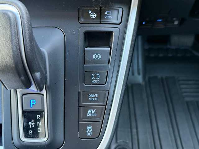 トヨタ ヴォクシー ハイブリッド S－Z 愛知県 2024(令6)年 1.6万km アティチュードブラックマイカ /ワンオーナー車//D記録簿R6-R7//10.5インチディスプレイオーディオ//AM/FM/TV（フルセグ）＋CD・DVDデッキ//BT/USB/Miracast//快適利便パッケージ//ハンズフリーデュアルパワースライドドア//パワーバックドア//1列目2列目シートヒーター//2列目オットマン//2列目角度調整付きアームレスト//ドライビングサポートパッケージ//カラーヘッドアップディスプレイ//デジタルインナーミラー//純正13.2インチ有機EL後席モニター//ETC2.0//レーダークルーズコントロール//ブラインドスポットモニター//レーンディパーチャーアラート//プリクラッシュセーフティー//プロアクティブドライビングシステム//クリアランスソナー//リヤクロストラフィックアラート//リヤカメラディテクション//パーキングサポートブレーキ//安心降車アシスト//ロードサインアシスト//レーンチェンジアシスト//フロントクロストラフィックアラート//アドバンストパーク//パノラミックビューモニター//バックカメラ//オートLEDヘッドライト//オートハイビーム//オートブレーキホールド//電動パーキングブレーキ//ステアリングスイッチ//ステアリングヒーター//AC100V//保証書//取説