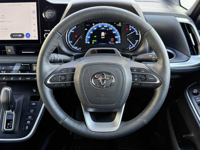 トヨタ ヴォクシー ハイブリッド S－Z 愛知県 2024(令6)年 1.6万km アティチュードブラックマイカ /ワンオーナー車//D記録簿R6-R7//10.5インチディスプレイオーディオ//AM/FM/TV（フルセグ）＋CD・DVDデッキ//BT/USB/Miracast//快適利便パッケージ//ハンズフリーデュアルパワースライドドア//パワーバックドア//1列目2列目シートヒーター//2列目オットマン//2列目角度調整付きアームレスト//ドライビングサポートパッケージ//カラーヘッドアップディスプレイ//デジタルインナーミラー//純正13.2インチ有機EL後席モニター//ETC2.0//レーダークルーズコントロール//ブラインドスポットモニター//レーンディパーチャーアラート//プリクラッシュセーフティー//プロアクティブドライビングシステム//クリアランスソナー//リヤクロストラフィックアラート//リヤカメラディテクション//パーキングサポートブレーキ//安心降車アシスト//ロードサインアシスト//レーンチェンジアシスト//フロントクロストラフィックアラート//アドバンストパーク//パノラミックビューモニター//バックカメラ//オートLEDヘッドライト//オートハイビーム//オートブレーキホールド//電動パーキングブレーキ//ステアリングスイッチ//ステアリングヒーター//AC100V//保証書//取説