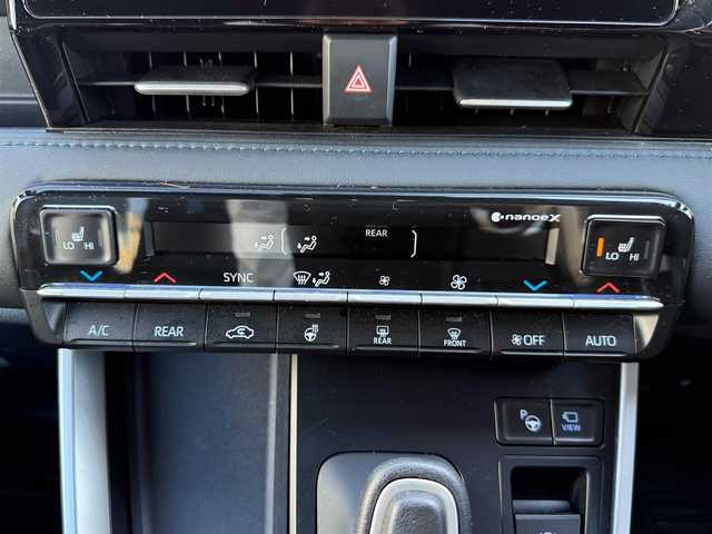 トヨタ ヴォクシー ハイブリッド S－Z 愛知県 2024(令6)年 1.6万km アティチュードブラックマイカ /ワンオーナー車//D記録簿R6-R7//10.5インチディスプレイオーディオ//AM/FM/TV（フルセグ）＋CD・DVDデッキ//BT/USB/Miracast//快適利便パッケージ//ハンズフリーデュアルパワースライドドア//パワーバックドア//1列目2列目シートヒーター//2列目オットマン//2列目角度調整付きアームレスト//ドライビングサポートパッケージ//カラーヘッドアップディスプレイ//デジタルインナーミラー//純正13.2インチ有機EL後席モニター//ETC2.0//レーダークルーズコントロール//ブラインドスポットモニター//レーンディパーチャーアラート//プリクラッシュセーフティー//プロアクティブドライビングシステム//クリアランスソナー//リヤクロストラフィックアラート//リヤカメラディテクション//パーキングサポートブレーキ//安心降車アシスト//ロードサインアシスト//レーンチェンジアシスト//フロントクロストラフィックアラート//アドバンストパーク//パノラミックビューモニター//バックカメラ//オートLEDヘッドライト//オートハイビーム//オートブレーキホールド//電動パーキングブレーキ//ステアリングスイッチ//ステアリングヒーター//AC100V//保証書//取説