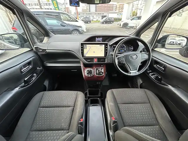 トヨタ ノア ハイブリッド G 福岡県 2020(令2)年 4.8万km アバンギャルドブロンズメタリック ワンオーナー/純正ディーラーナビ（TV/BT/DVD/AM/FM)/3列シート/パワースライドドア/クルーズコントロール/バックカメラ/コーナーセンサー（前後）/ウォークスルー/ドライブレコーダー(前後)/ビルトインETC/モード（EV/ECO/PWR）/オートエアコン（前席・後席）/TVキャンセラー/オートライト/オートハイビーム/フォグランプ/LEDヘッドライト/純正アルミホイール/純正フロアマット/シートヒーター/プッシュスタートボタン/スマートキー/盗難防止装置/横滑り防止装置/レーンキープアシスト/取扱説明書/保証書/スマートキー×１