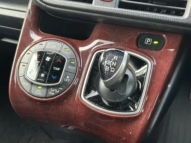 トヨタ ノア ハイブリッド G 福岡県 2020(令2)年 4.8万km アバンギャルドブロンズメタリック ワンオーナー/純正ディーラーナビ（TV/BT/DVD/AM/FM)/3列シート/パワースライドドア/クルーズコントロール/バックカメラ/コーナーセンサー（前後）/ウォークスルー/ドライブレコーダー(前後)/ビルトインETC/モード（EV/ECO/PWR）/オートエアコン（前席・後席）/TVキャンセラー/オートライト/オートハイビーム/フォグランプ/LEDヘッドライト/純正アルミホイール/純正フロアマット/シートヒーター/プッシュスタートボタン/スマートキー/盗難防止装置/横滑り防止装置/レーンキープアシスト/取扱説明書/保証書/スマートキー×１