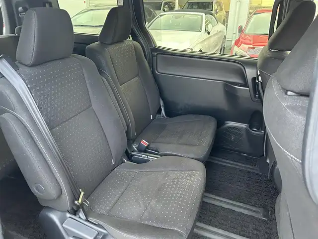 トヨタ ノア ハイブリッド G 福岡県 2020(令2)年 4.8万km アバンギャルドブロンズメタリック ワンオーナー/純正ディーラーナビ（TV/BT/DVD/AM/FM)/3列シート/パワースライドドア/クルーズコントロール/バックカメラ/コーナーセンサー（前後）/ウォークスルー/ドライブレコーダー(前後)/ビルトインETC/モード（EV/ECO/PWR）/オートエアコン（前席・後席）/TVキャンセラー/オートライト/オートハイビーム/フォグランプ/LEDヘッドライト/純正アルミホイール/純正フロアマット/シートヒーター/プッシュスタートボタン/スマートキー/盗難防止装置/横滑り防止装置/レーンキープアシスト/取扱説明書/保証書/スマートキー×１