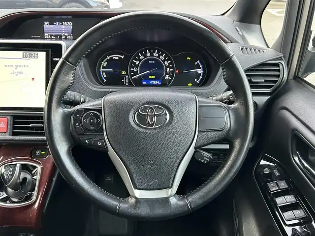 トヨタ ノア ハイブリッド G 福岡県 2020(令2)年 4.8万km アバンギャルドブロンズメタリック ワンオーナー/純正ディーラーナビ（TV/BT/DVD/AM/FM)/3列シート/パワースライドドア/クルーズコントロール/バックカメラ/コーナーセンサー（前後）/ウォークスルー/ドライブレコーダー(前後)/ビルトインETC/モード（EV/ECO/PWR）/オートエアコン（前席・後席）/TVキャンセラー/オートライト/オートハイビーム/フォグランプ/LEDヘッドライト/純正アルミホイール/純正フロアマット/シートヒーター/プッシュスタートボタン/スマートキー/盗難防止装置/横滑り防止装置/レーンキープアシスト/取扱説明書/保証書/スマートキー×１