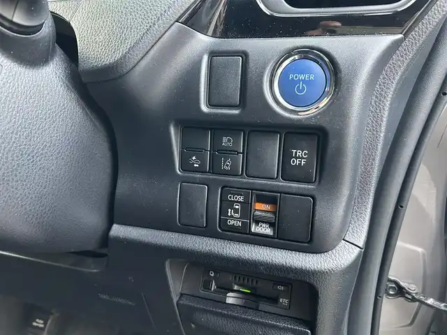 トヨタ ノア ハイブリッド G 福岡県 2020(令2)年 4.8万km アバンギャルドブロンズメタリック ワンオーナー/純正ディーラーナビ（TV/BT/DVD/AM/FM)/3列シート/パワースライドドア/クルーズコントロール/バックカメラ/コーナーセンサー（前後）/ウォークスルー/ドライブレコーダー(前後)/ビルトインETC/モード（EV/ECO/PWR）/オートエアコン（前席・後席）/TVキャンセラー/オートライト/オートハイビーム/フォグランプ/LEDヘッドライト/純正アルミホイール/純正フロアマット/シートヒーター/プッシュスタートボタン/スマートキー/盗難防止装置/横滑り防止装置/レーンキープアシスト/取扱説明書/保証書/スマートキー×１