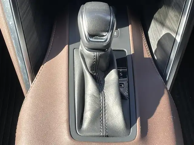 トヨタ ハリアー ハイブリッド G 岐阜県 2021(令3)年 4.8万km プレシャスブラックパール ワンオーナー/4WD/純正ナビ/【Bluetooth．AM/FM．AUX．USB】/ハーフレザーシート/パワーシート/電動リアゲート/コーナーセンサー/ブラインドスポットモニター/デジタルインナーミラー/バックカメラ/クルーズコントロール/衝突軽減ブレーキ/レーンキープアシスト/ETC/電動格納ドアミラー/ウィンカーミラー/LEDオートマチックハイビーム/フォグライト/純正18インチアルミホイール/純正フロアマット/保証書/取扱説明書/スペアキー