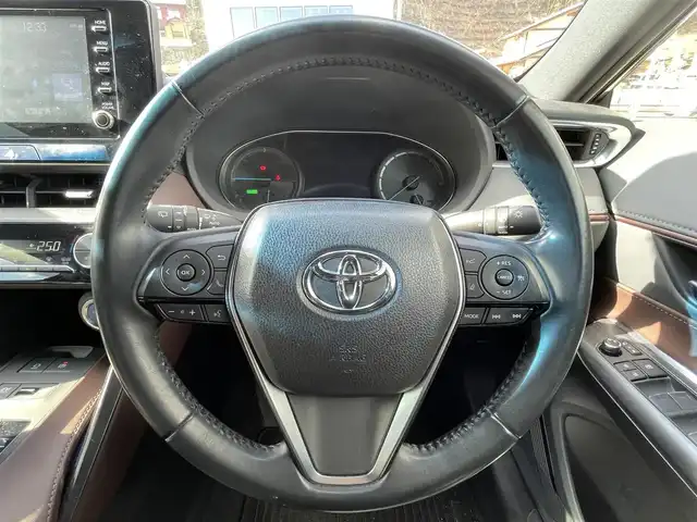 トヨタ ハリアー ハイブリッド G 岐阜県 2021(令3)年 4.8万km プレシャスブラックパール ワンオーナー/4WD/純正ナビ/【Bluetooth．AM/FM．AUX．USB】/ハーフレザーシート/パワーシート/電動リアゲート/コーナーセンサー/ブラインドスポットモニター/デジタルインナーミラー/バックカメラ/クルーズコントロール/衝突軽減ブレーキ/レーンキープアシスト/ETC/電動格納ドアミラー/ウィンカーミラー/LEDオートマチックハイビーム/フォグライト/純正18インチアルミホイール/純正フロアマット/保証書/取扱説明書/スペアキー