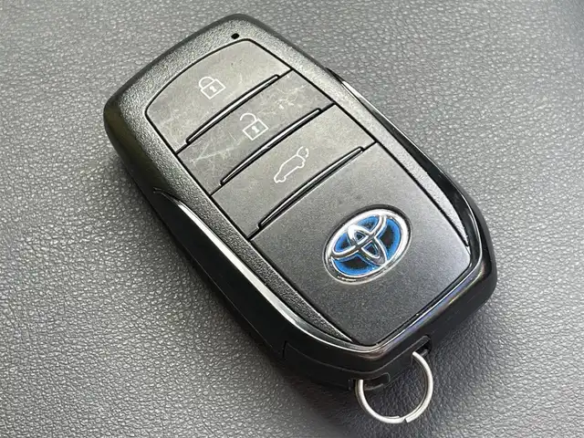 トヨタ ハリアー ハイブリッド G 岐阜県 2021(令3)年 4.8万km プレシャスブラックパール ワンオーナー/4WD/純正ナビ/【Bluetooth．AM/FM．AUX．USB】/ハーフレザーシート/パワーシート/電動リアゲート/コーナーセンサー/ブラインドスポットモニター/デジタルインナーミラー/バックカメラ/クルーズコントロール/衝突軽減ブレーキ/レーンキープアシスト/ETC/電動格納ドアミラー/ウィンカーミラー/LEDオートマチックハイビーム/フォグライト/純正18インチアルミホイール/純正フロアマット/保証書/取扱説明書/スペアキー