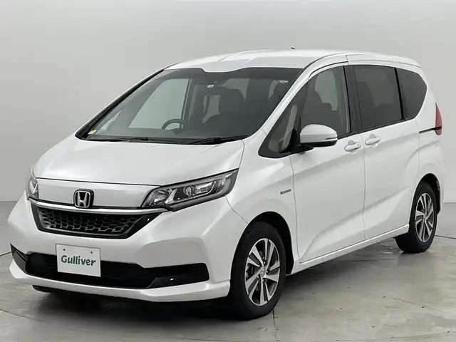 ホンダ フリード ハイブリット G ホンダセンシング 福岡県 2022(令4)年 2.2万km プラチナホワイトパール 純正ナビ（ＢＴ，フルセグＴＶ）　/バックカメラ　/ビルトインＥＴＣ　/ＡＣＣ　/ホンダセンシング　/衝突軽減ブレーキ　/レーンキープ　/両側電動スライドドア　/ハーフレザー　/シートヒーター　/フロントガラス熱線　/ＬＥＤ