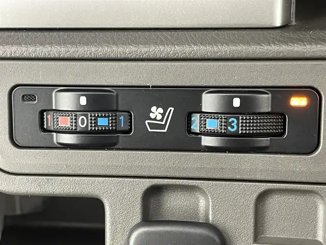トヨタ ランドクルーザー プラド TX Lパッケージ 福岡県 2023(令5)年 1.4万km ホワイトパールクリスタルシャイン サンルーフ　/純正ナビ　/バックカメラ　/ビルトインＥＴＣ　/レーダークルコン　/コーナーセンサー　/衝突軽減ブレーキ　/レーンキープ　/踏み間違い防止/先行車発進お知らせ　/ＭＴモード付き　/ベージュ本革　/シートベンチレーション／ヒーター　/ステアリングリモコン　/パワーシート　/ルーフレール