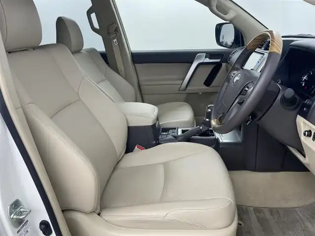 トヨタ ランドクルーザー プラド TX Lパッケージ 福岡県 2023(令5)年 1.4万km ホワイトパールクリスタルシャイン サンルーフ　/純正ナビ　/バックカメラ　/ビルトインＥＴＣ　/レーダークルコン　/コーナーセンサー　/衝突軽減ブレーキ　/レーンキープ　/踏み間違い防止/先行車発進お知らせ　/ＭＴモード付き　/ベージュ本革　/シートベンチレーション／ヒーター　/ステアリングリモコン　/パワーシート　/ルーフレール