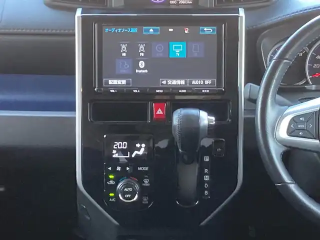 トヨタ ルーミー カスタムG－T 千葉県 2018(平30)年 2.1万km パールホワイトⅢ 純正9インチナビ/(フルセグTV/CD/DVD/BT/FM/AM)/バックカメラ/衝突被害軽減システム/クルーズコントロール/両側パワースライドドア/横滑り防止装置/アイドリングストップ/LEDヘッドライト/フォグランプ/オートライト/ウィンカーミラー/電動格納ミラー/純正15インチAW/シートリフター/プッシュスタート/スマートキー/フロアマット/スペアキー/取扱説明書/保証書