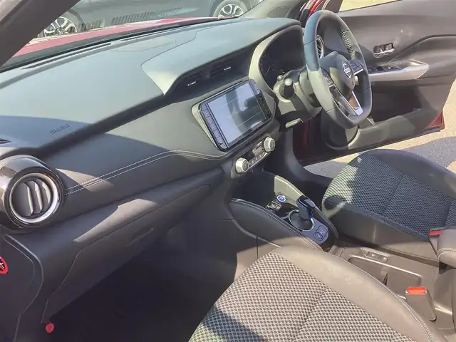 日産 キックス X 岡山県 2021(令3)年 2.8万km ラディアントレッド/ピュアブラック 2トーン 外部検査実施済車両/純正９インチメモリーナビ/フルセグ/バックカメラ/全方位カメラ/デジタルインナーミラー/ドラレコ/ビルトインＥＴＣ/ハーフレザーシート/プロパイロット/トノカバー/Ｒコーナーセンサー
