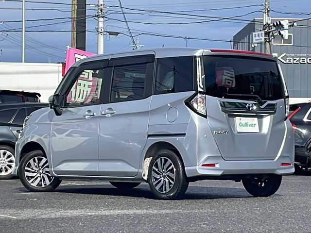トヨタ ルーミー カスタムG 愛知県 2022(令4)年 0.8万km ブライトシルバーM /禁煙車/ワンオーナー/ディーラー記録簿 R4.8 R5.6//純正14AW//純正SDナビ/CD/Bluetooth/TV//パノラミックビューモニター/ビルトインETC//前後ドライブレコーダー//スマートアシスト//追従機能付きクルーズコントロール//衝突警報/衝突回避支援ブレーキ/前後誤発進抑制機能//車線逸脱警報/路外逸脱警報/ふらつき警報//盗難防止装置//横滑り防止装置//両側パワースライドドア//ウェルカムオープン機能//電子制御パーキングブレーキ//ブレーキホールド//前方コーナーセンサー//レーダーブレーキサポート//本革巻きステアリング/ステアリングスイッチ//LEDオートライト/AHB/ADB//フォグランプ//アイドリングストップ//電動格納ミラー//純正フロアマット//ドアバイザー//保証書//取扱説明書//ナビ取扱説明書