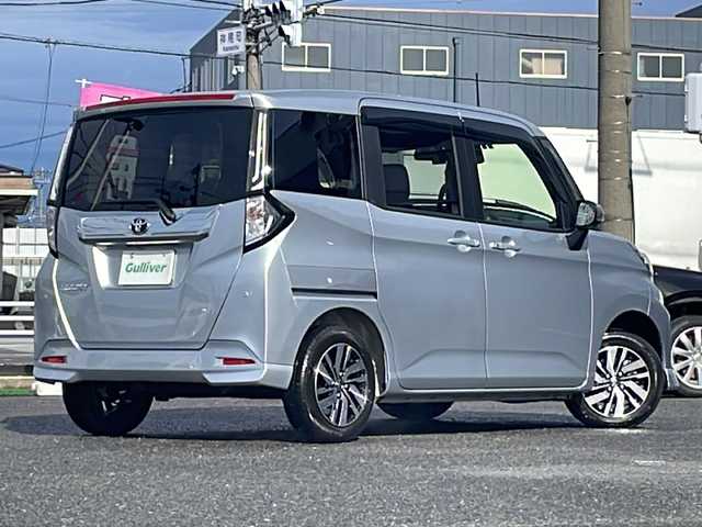 トヨタ ルーミー カスタムG 愛知県 2022(令4)年 0.8万km ブライトシルバーM /禁煙車/ワンオーナー/ディーラー記録簿 R4.8 R5.6//純正14AW//純正SDナビ/CD/Bluetooth/TV//パノラミックビューモニター/ビルトインETC//前後ドライブレコーダー//スマートアシスト//追従機能付きクルーズコントロール//衝突警報/衝突回避支援ブレーキ/前後誤発進抑制機能//車線逸脱警報/路外逸脱警報/ふらつき警報//盗難防止装置//横滑り防止装置//両側パワースライドドア//ウェルカムオープン機能//電子制御パーキングブレーキ//ブレーキホールド//前方コーナーセンサー//レーダーブレーキサポート//本革巻きステアリング/ステアリングスイッチ//LEDオートライト/AHB/ADB//フォグランプ//アイドリングストップ//電動格納ミラー//純正フロアマット//ドアバイザー//保証書//取扱説明書//ナビ取扱説明書