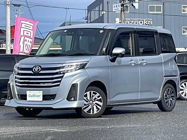 トヨタ ルーミー カスタムG 愛知県 2022(令4)年 0.8万km ブライトシルバーM /禁煙車/ワンオーナー/ディーラー記録簿 R4.8 R5.6//純正14AW//純正SDナビ/CD/Bluetooth/TV//パノラミックビューモニター/ビルトインETC//前後ドライブレコーダー//スマートアシスト//追従機能付きクルーズコントロール//衝突警報/衝突回避支援ブレーキ/前後誤発進抑制機能//車線逸脱警報/路外逸脱警報/ふらつき警報//盗難防止装置//横滑り防止装置//両側パワースライドドア//ウェルカムオープン機能//電子制御パーキングブレーキ//ブレーキホールド//前方コーナーセンサー//レーダーブレーキサポート//本革巻きステアリング/ステアリングスイッチ//LEDオートライト/AHB/ADB//フォグランプ//アイドリングストップ//電動格納ミラー//純正フロアマット//ドアバイザー//保証書//取扱説明書//ナビ取扱説明書
